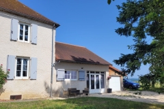 Vue générale de la maison et de la partie gîte